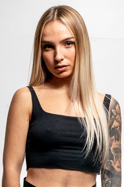 Modella con capelli biondi lunghi e lisci, taglio pulito