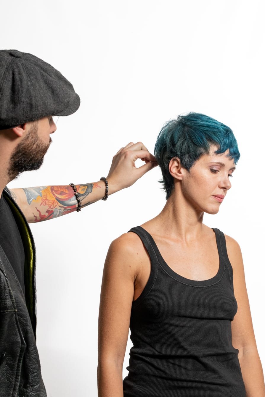 Rifinitura di un taglio corto pixie con colore blu
